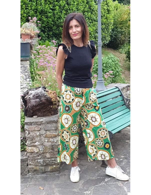 Maglia nera con accessori sulla spalla