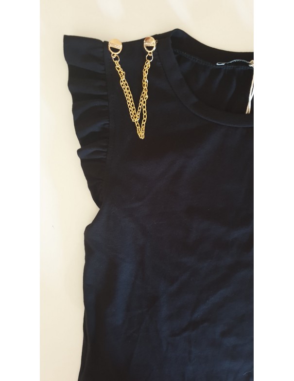 Maglia nera con accessori sulla spalla