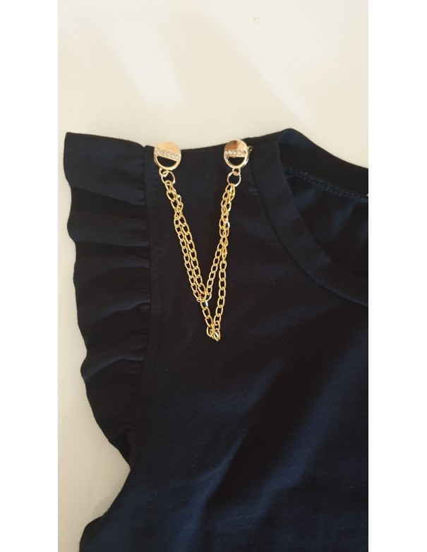 Maglia nera con accessori sulla spalla