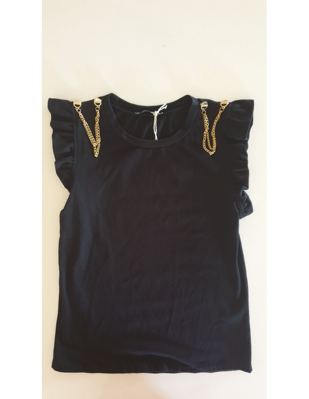 Maglia nera con accessori sulla spalla