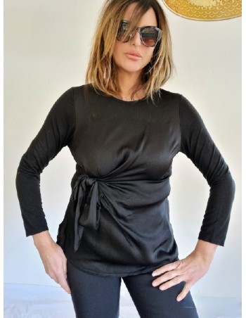 Maglia nera elasticizzata sulla parte delle maniche e tutta la schiena, davanti intessuto viscosa effetto raso