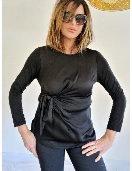Maglia nera elasticizzata sulla parte delle maniche e tutta la schiena, davanti intessuto viscosa effetto raso