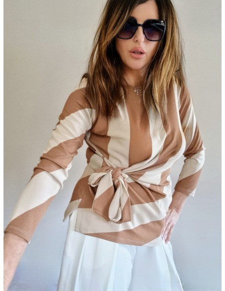 Maglia beige  manica lunga riga larga che si aggiunge un particolare fiocco laterale altezza vita che delinea l'avvitatura