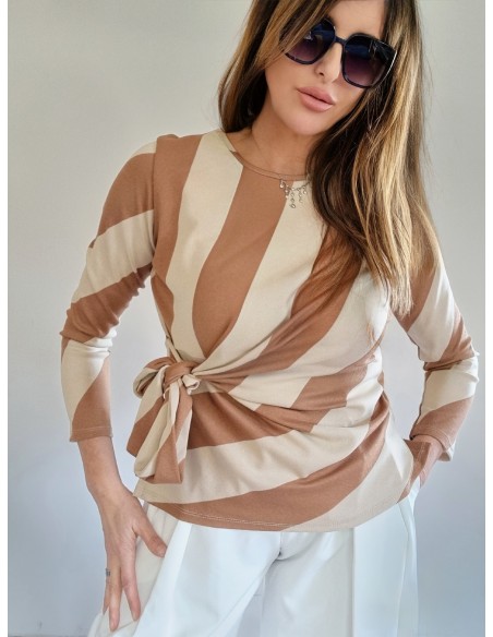 Maglia beige  manica lunga riga larga che si aggiunge un particolare fiocco laterale altezza vita che delinea l'avvitatura