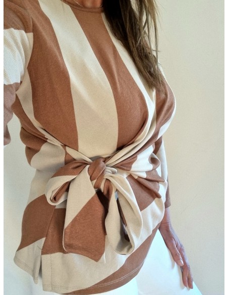 Maglia beige  manica lunga riga larga che si aggiunge un particolare fiocco laterale altezza vita che delinea l'avvitatura