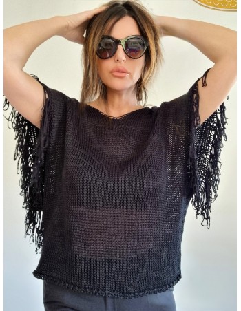 Maglia Nera morbida ampia nella zona maniche valorizzata dalla particolarità delle frange 2