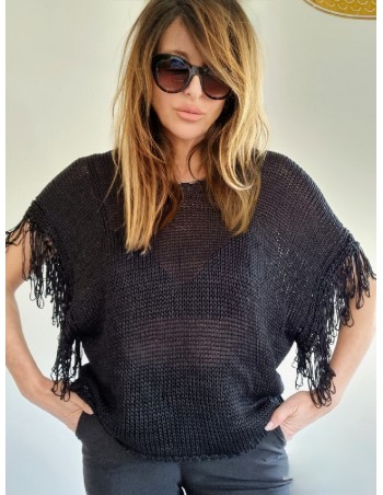 Maglia Nera morbida ampia nella zona maniche valorizzata dalla particolarità delle frange