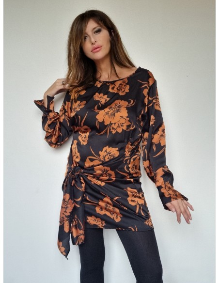 Abito fantasia, sfondo nero con fiori grandi color arancio