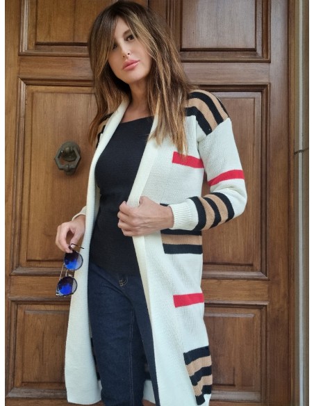 Che bella! Maglia bianca  unga rigata è proprio il disegno di queste righe colorate di rosso nero bianco e beige