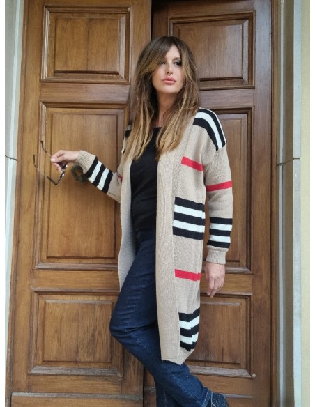 Maglia lunga rigata beige è proprio il disegno di queste righe colorate di rosso nero bianco e beige che spiccano addosso