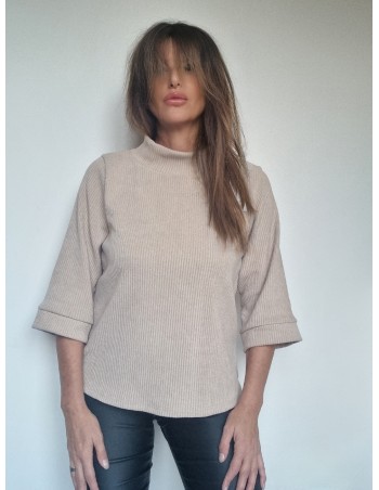 Maglia beige  manica larga con collo alto un modello dal taglio regolare e manica 3/4