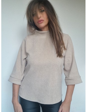 Maglia beige  manica larga con collo alto un modello dal taglio regolare e manica 3/4 2