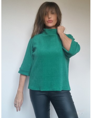 Maglia verde  manica larga con collo alto un modello dal taglio regolare ma particolare la manica