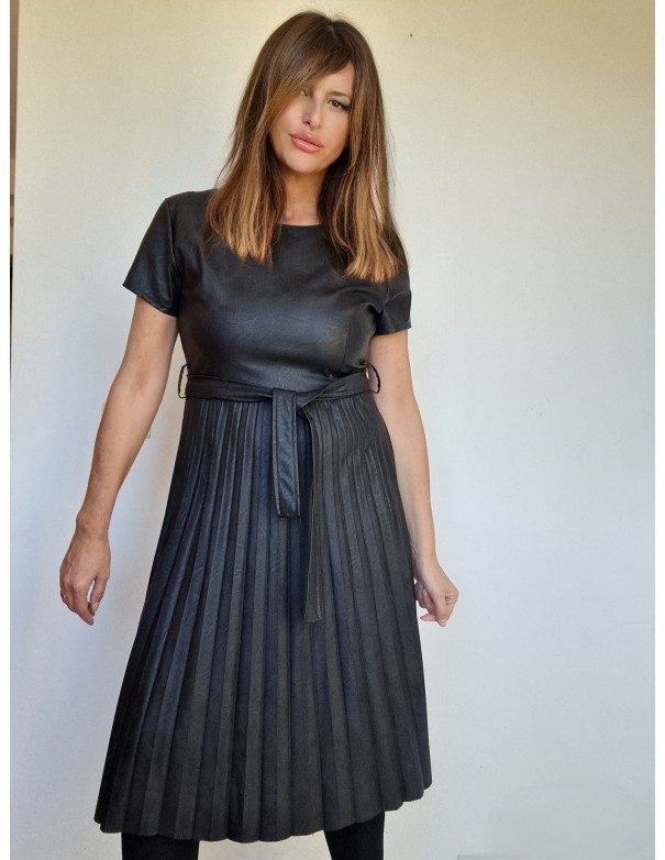 Abito in ecopelle nero con plisse