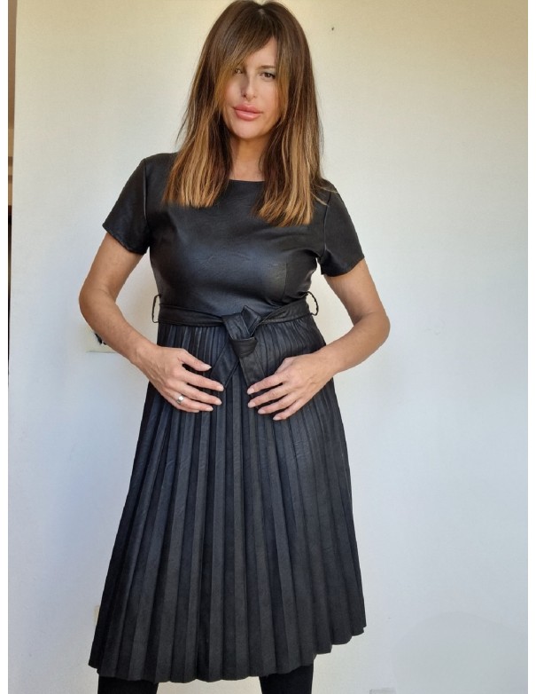 Abito in ecopelle nero con plisse