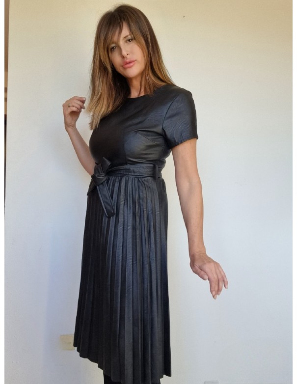 Abito in ecopelle nero con plisse