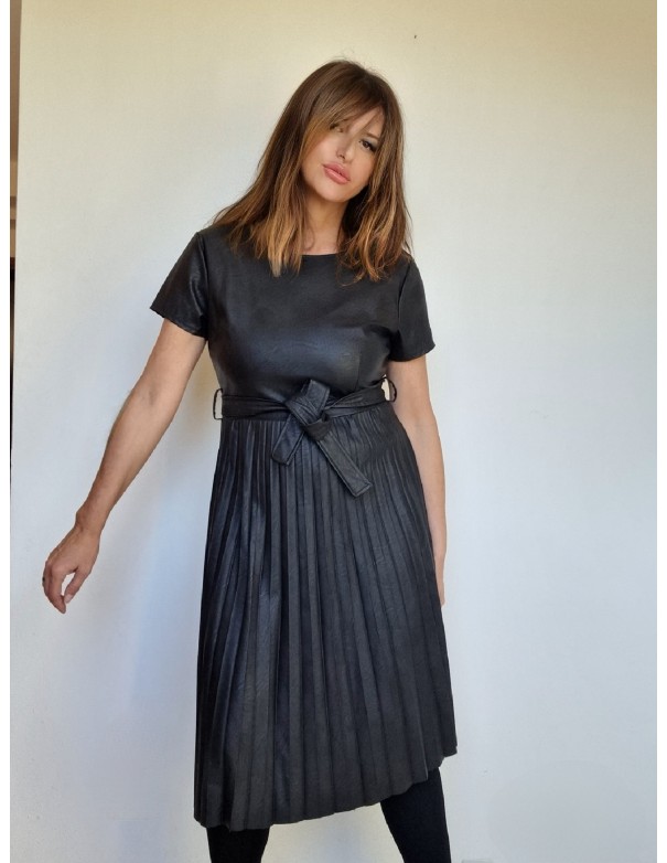 Abito in ecopelle nero con plisse