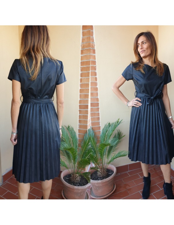 Abito in ecopelle nero con plisse